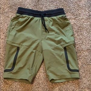 Under Armour Shorts Size Small with 2 side pockets